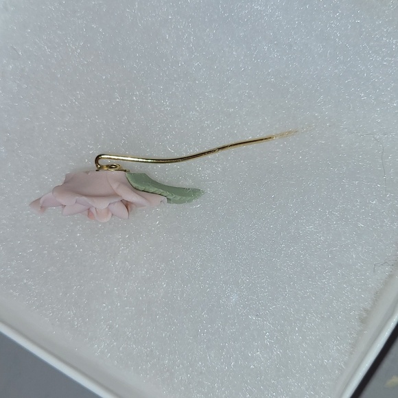 Vintage Single Stem Pink Rose Hat Stick Pin Hand Crafted Porcelain Gold Wire - Picture 6 of 7